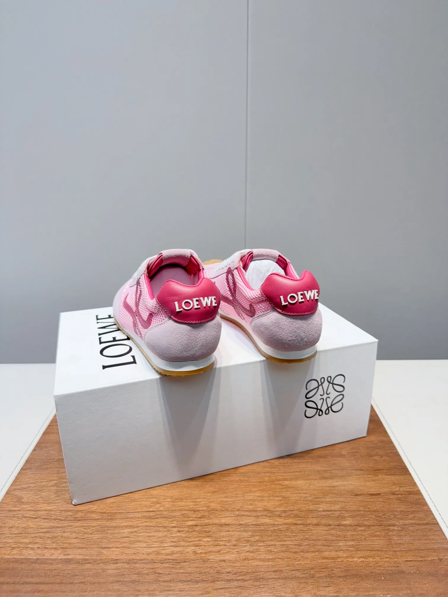 👟👟Ex-factory price 560👟👟 Loewe LOEW- 2025 mesh moral training shoes Super awesome Asymmetric toe shape, as LOEWE's signature design Super soft, lightweight and flexible sole, new wave texture rubber outsole, extending to the toe, upgraded soft leather lining and footbed to provide maximum comfort, 3D injection molded rubber LOEWE logo on the heel Fully open mold matching material Size: 35-40 (custom-made for 40 women, non-refundable)